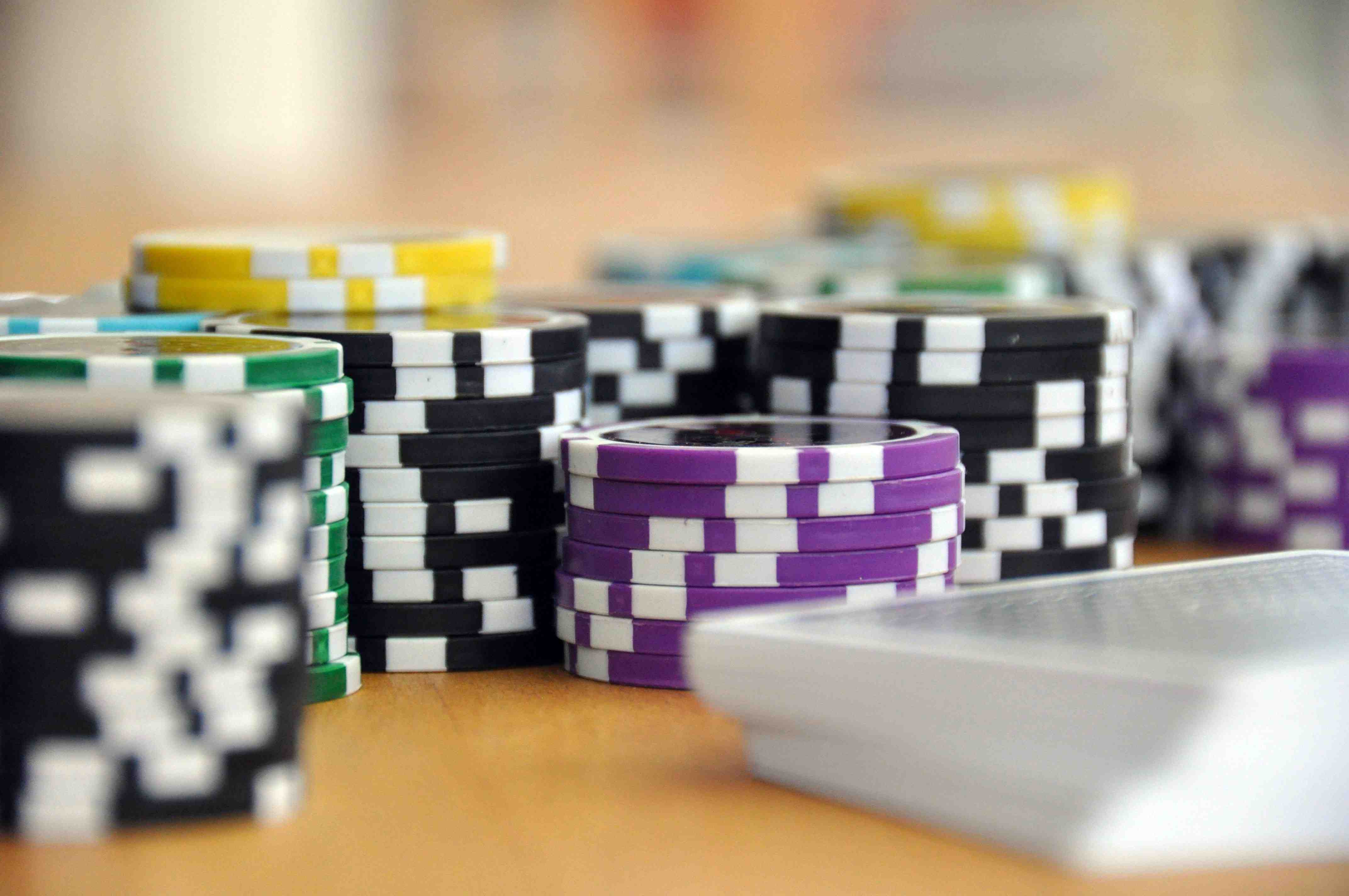 Pengguna Indonesia mengakses Live Casino judolbet melalui smartphone mobile browser